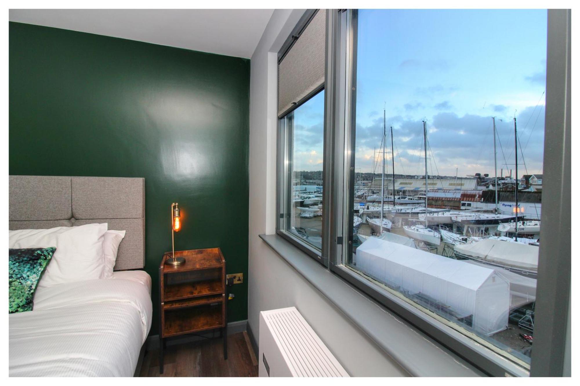 Pinnacle Suites Hotel Cowes  Bagian luar foto